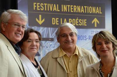 Le conseiller du district Pointe-du-lac, Michel Veillette, la directrice générale du FIPTR, Maryse Baribeau, le président du FIPTR, Gaston Bellemare et la députée provinciale de Trois-Rivières, Danielle St-Amand, étaient réunis pour annoncer la programmation du 27e Festival international de la poésie de Trois-Rivières GUILLAUME JACOB/L'ÉCHO DE TROIS-RIVIÈRES/AGENCE QMI