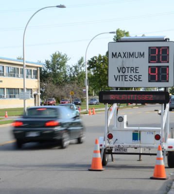 Malgré de multiples affiches, des lumières d avertissement et même un gigantesque panneau radar, une seule des onze premières voitures à emprunter l artère a ralenti sa course à l approche du secteur. Trois-Rivières le 14 septembre 2011. NICOLAS DUCHARME/L'ÉCHO DE TROIS-RIVIÈRES/AGENCE QMI
