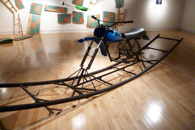 L artiste Martin Brousseau a conçu une œuvre à mi-chemin entre le cheval à ressort et le taureau mécanique que les visiteurs peuvent enfourcher. COURTOISIE, CENTRE D'EXPOSITION RAYMOND-LASNIER