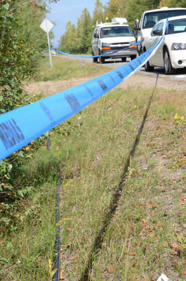 Les policiers étudient la scène où s'est produit un vol de fil de cuivre à Saint-Étienne-des-Grès le 21 septembre 2011. ] FANNIE BROUILLETTE/L'ÉCHO DE SHAWINIGAN/AGENCE QMI