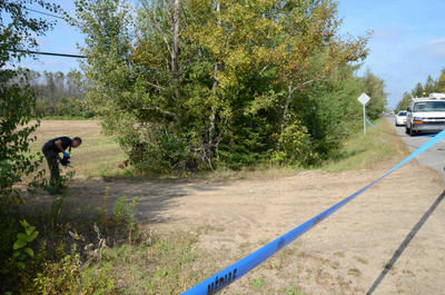Les policiers étudient la scène où s'est produit un vol de fil de cuivre à Saint-Étienne-des-Grès le 21 septembre 2011. ] FANNIE BROUILLETTE/L'ÉCHO DE SHAWINIGAN/AGENCE QMI