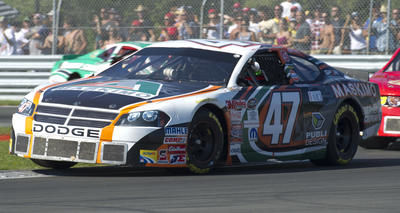 Le pilote Louis-Philippe Dumoulin occupe toujours la première place du classement des recrues de la série NASCAR Canadian Tire. Il tente toutefois d'obtenir les fonds nécessaires pour participer à la prochaine épreuve de la série. MARTIN CHEVALIER/LE JOURNAL DE MONTRÉAL/AGENCE QMI