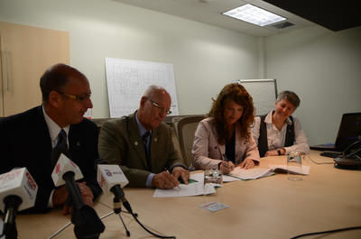 Yves Marchand, directeur général d IDE Trois-Rivières et Nancy Déziel, directrice générale du CNETE (au centre), ont signé mercredi une entente de partenariat sous l œil attentif du maire de Trois-Rivières, Yves Lévesque (à gauche) et de Lise Bourdages, directrice du soutien au développement stratégique industriel chez IDE Trois-Rivières (à droite).GUILLAUME JACOB/L'ÉCHO DE TROIS-RIVIÈRES/AGENCE QMI