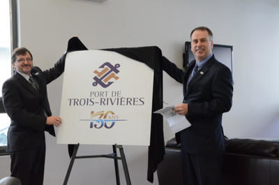 Le président-directeur général du port de Trois-Rivières, Gaétan Boivin, et le président du conseil d administration, Pierre Ducharme, ont dévoilé le logo qui soulignera en 2012 les 130 ans du port de Trois-Rivières en tant qu organisation publique. Avant 1882, les quais étaient propriétés d armateurs et d hommes d affaires.  GUILLAUME JACOB/L'ÉCHO DE TROIS-RIVIÈRES/AGENCE QMI