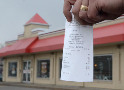Les factures des restaurants PFK de Trois-Rivières n affichent pas de code-barre, ce qui signifie qu elles ne respectent pas la nouvelle loi qui est entrée en vigueur au début du mois de novembre et qui force les restaurateurs à équiper leurs caisses enregistreuses d un module d enregistrement des ventes. Trois-Rivières le 9 décembre 2011. NICOLAS DUCHARME/L'ÉCHO DE TROIS-RIVIÈRES/AGENCE QMI