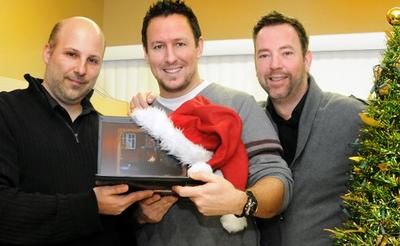 La carte de Noël connaît un succès monstre. Le jeu a enregistré plus de 1,5 million de clics depuis novembre. Patrick Vézina, Dany Bellemare et Marc Bernier en sont les créateurs. Photo: Flageol