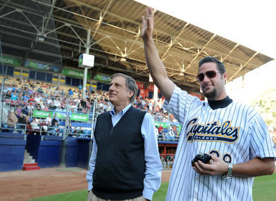 Le lanceur Éric Gagné, posé ici en compagnie du président de la Ligue Can-Am, Miles Wolfe, aurait été l un des actionnaires de l équipe de Trois-Rivières si le projet n avait pas avorté. photo: Jean-Francois Desgagnes/Agence QMI