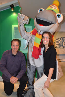 Le président  et la directrice de l association des pourvoyeurs de pêche aux petits poissons des Chenaux, Steve Massicotte et Isabelle Durette, ne s inquiètent pas. Ils sont accompagnés de la mascotte, Gigoteau.Sainte-Anne-de-la-Pérade le 15 décembre 2011. [POURQUOI] FANNIE BROUILLETTE/L'ÉCHO DE SHAWINIGAN/AGENCE QMI
