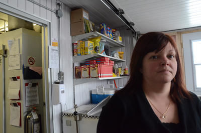 Stéphanie Samson, devant une étagère qui doit être transformée en armoire pour satisfaire aux normes du ministère de la Famille. C est une des modifications qu il lui reste à apporter avant de pouvoir recevoir son permis.  GUILLAUME JACOB/L'ÉCHO DE TROIS-RIVIÈRES/AGENCE QMI