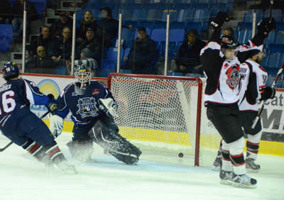 Le gardien Dany Dallaire a connu une horrible sortie jeudi soir au Colisée de Trois-Rivières. Il a cédé à sept reprises face au HC Carvena de Sorel.  Trois-Rivières le 22 décembre 2011. NICOLAS DUCHARME/L'ÉCHO DE TROIS-RIVIÈRES/AGENCE QMI