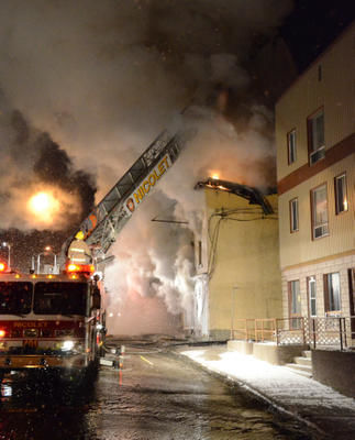 L incendie a éclaté dans un immeuble de six logements situé en plein centre-ville de Nicolet. Le bâtiment est une perte totale. Trois-Rivières le 4 janvier 2012. NICOLAS DUCHARME/L'ÉCHO DE TROIS-RIVIÈRES/AGENCE QMI