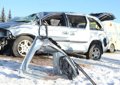 Le toît de la mini-fourgonette s est enfoncé quand celle-ci a effectuée plusieurs tonneaux, ne laissant aucune chance à l un des occupants.  Trois-Rivières le 5 janvier 2012. NICOLAS DUCHARME/L'ÉCHO DE TROIS-RIVIÈRES/AGENCE QMI