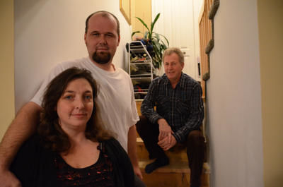 Pour Sylvie Lacombe et Steve Guilbert, qui en ont presque fini avec les travaux, un petit coup de main du Centre de coordination de l aide aux propriétaires de résidences endommagées par la pyrrhotite aurait été d un grand secours moral. Cette cellule d aide aux victimes, une idée originale de Jacques Rheault (à l arrière-plan), entrera en  fonction le 12 janvier. GUILLAUME JACOB/L'ÉCHO DE TROIS-RIVIÈRES/AGENCE QMI