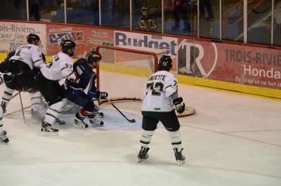 Yann Poirier a inscrit les premiers et cinquièmes buts de son équipe. Trois-Rivières le 4 décembre 2011. NICOLAS DUCHARME/L'ÉCHO DE TROIS-RIVIÈRES/AGENCE QMI