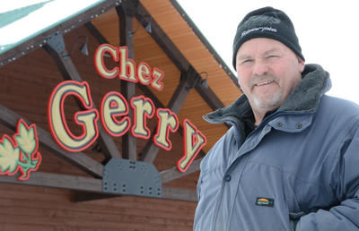 Le propriétaire de la cabane à sucre Chez Gerry, Christian Tétrault, trouvait le temps long en attendant la neige et les motoneigistes qui ont pris l habitude de faire un arrêt nourriture à son restaurant. Son souhait a été exaucé jeudi et vendredi. Trois-Rivières le 11 janvier 2012. NICOLAS DUCHARME/L'ÉCHO DE TROIS-RIVIÈRES/AGENCE QMI