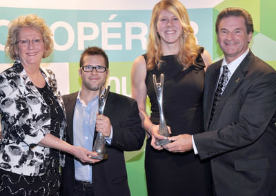 Charles Breton-Leduc et Laurence Vincent-Lapointe ont reçu leur prix des mains de Carole Chevalier et René Marcil, coprésidents d honneurs. Photo: Gilles Joubert