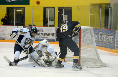 Les Estacades ont été frustrés durant toute la soirée par les Albatros du Collège Notre-Dame. Sur cette séquence, Samuel Landry n'a pu battre le gardien Jason Rioux. Trois-Rivières le 20 janvier 2012. NICOLAS DUCHARME/L'ÉCHO DE TROIS-RIVIÈRES/AGENCE QMI