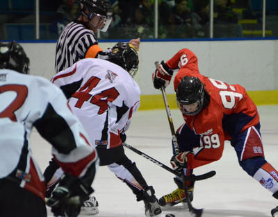 Les Coyotes de Louiseville et les Ducs de Trois-Rivières Ouest se sont fait face dans un match de la catégorie bantam B. Trois-Rivières le 12 janvier 2012. NICOLAS DUCHARME/L'ÉCHO DE TROIS-RIVIÈRES/AGENCE QMI