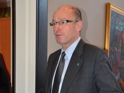 Victime d intimidation à maintes reprises, Yves Lévesque n a pas l intention de voir les mesures de sécurité être augmentées à l intérieur de son Hôtel-de-Ville. Photo L'ÉCHO / Fannie Brouillette