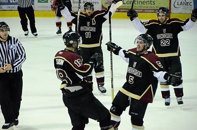 C'est Michael Blundon qui a donné la victoire aux siens avec un tir de la ligne bleue en prolongation. Trois-Rivières le 25 janvier 2012. NICOLAS DUCHARME/L'ÉCHO DE TROIS-RIVIÈRES/AGENCE QMI