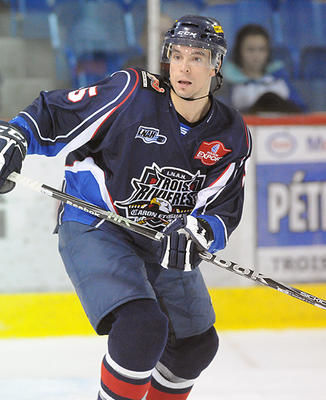 Le défenseur Pierre-Olivier Beaulieu est tombé au combat vendredi dernier dans la victoire de 4-2 du Caron et Guay contre les 3L de Rivière-du-Loup. Photo: Flageol Photo