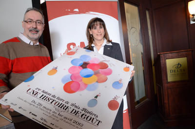Le président du CA du Salon du livre de Trois-Rivières, Marc Nolin, et la directrice générale, Julie Brosseau, présentent le thème et le visuel de la 24e édition. GUILLAUME JACOB/L'ÉCHO DE TROIS-RIVIÈRES/AGENCE QMI