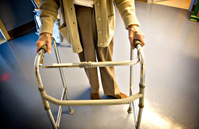 Le patient de 66 ans, atteint de la maladie d'Alzheimer, est surveillé par un agent de sécurité 24 heures sur 24, sept jours sur sept au centre d'hébergement Roland-Leclerc et ce, depuis au moins cinq ans.