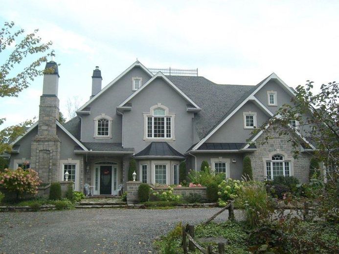 2- 40 chemin des Estacades, Shawinigan, 1 950 000$
Évaluation municipale (2013) : 1 324 300$
Agence : Via Capitale
Cette magnifique demeure, bordée par la rivière Saint-Maurice, est située dans le secteur Grand-Mère. Ce domaine construit sur une presqu’île en 2004 se trouve dans un décor boisé assurant l’intimité la plus complète. La résidence comporte cinq chambres, trois salles de bain et une piscine creusée extérieure.
