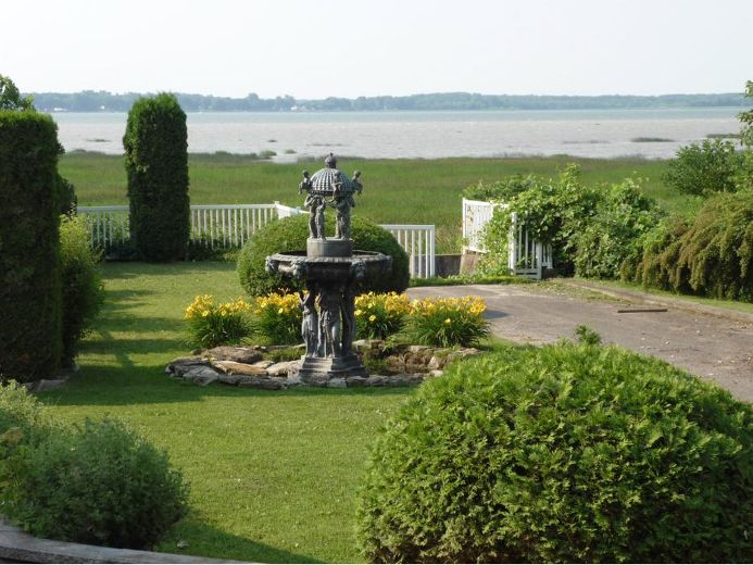 Une vue de la cour arrière de la troisième maison de notre top 5, directement sur le Fleuve Saint-Laurent.