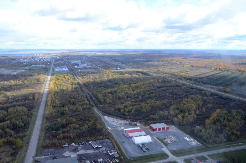 La nouvelle usine sera située à l’entrée ouest du parc industriel et portuaire, en bordure de la voie ferrée et de l’avenue Georges-E.-Ling.