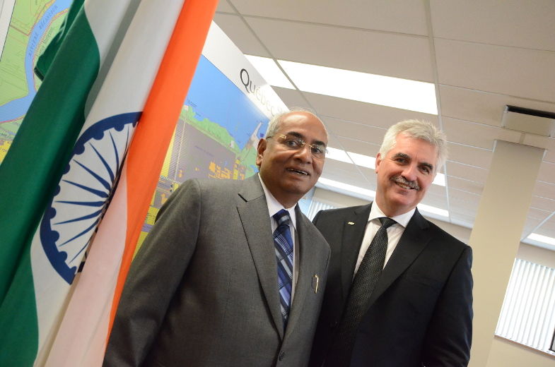 Le président d'IFFCO, Dr U. S. Awasthi, et M. Claude Lafleur, chef de la direction de La Coop fédérée.