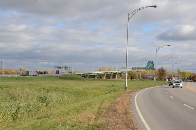 Le nouveau centre commercial serait situé au pied du pont Laviolette.