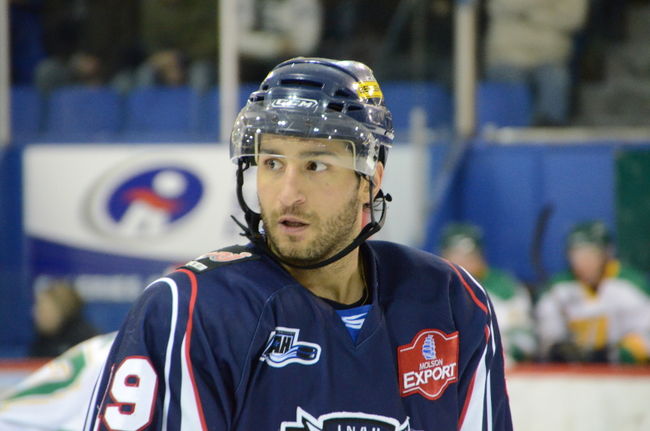 Les succès offensif du Caron et Guay passeront par la tenue de Peter-James Corsi, qui a terminé premier marqueur du calendrier préparatoire avec sept points en trois sorties. Il complètera le trio formé de Yann Joseph et Kevin Asselin.