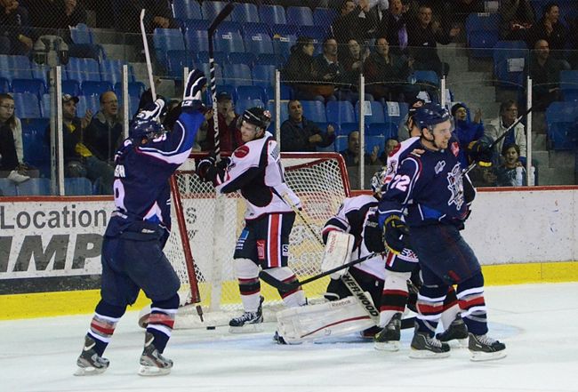 Le troisième filet de la partie, celui de Pierre-Olivier Beaulieu, a fait très mal aux espoirs de victoire du HC Carvena, comme le démontre la réaction du défenseur Adam Leblanc-Bourque.