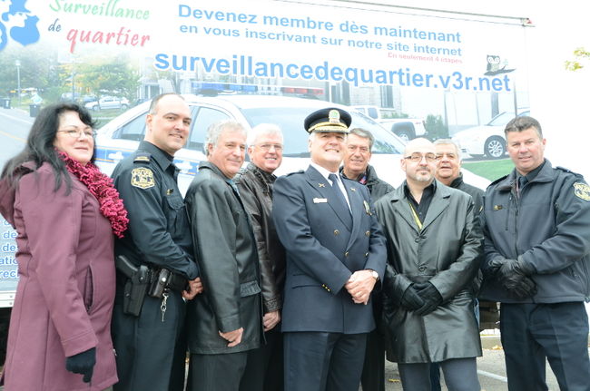 L’équipe derrière le programme de surveillance de quartier, qui rassemble autant des bénévoles que des policiers. 