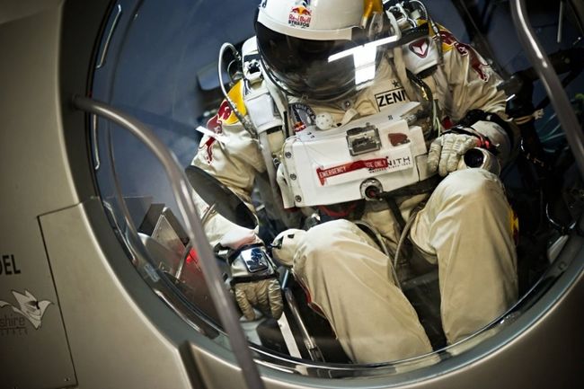 Felix Baumgartner a réussi plusieurs records du monde, dont celui du saut le plus haut du monde à 39 045 m d'altitude.