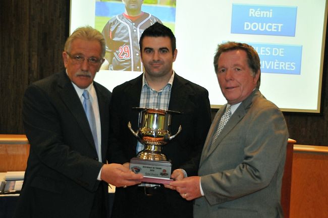 Rémi Doucet a reçu le trophée d'entraîneur de l'année des mains du président de la LBJEQ, Rodger Brulotte, et du représentant des équipes, Jacques Continelli.