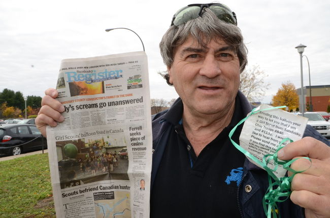 Roger Lafontaine a découvert lors d’une balade en forêt un ballon d’hélium lancé depuis l'Ohio par de jeunes scouts et muni d’un cours message et d’une adresse.