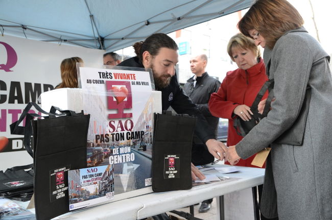 Le 26 octobre, un kiosque a été érigé en face de la succursale de la Société des alcools du Québec du boulevard des Forges au centre-ville pour inviter les citoyens à dénoncer sa fermeture.