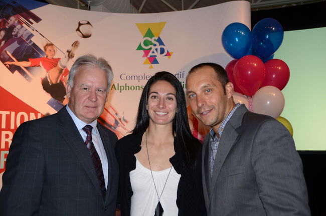Le président du CSAD, Michel Morin, et le directeur général du complexe, Jean-François Picard, entourent la nouvelle ambassadrice du CSAD, Marie-Ève Nault.