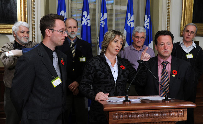 La deputée de Trois-Rivières, Danielle St-Amand, s'est adressée aux médias après avoir fait sa demande en chambre.