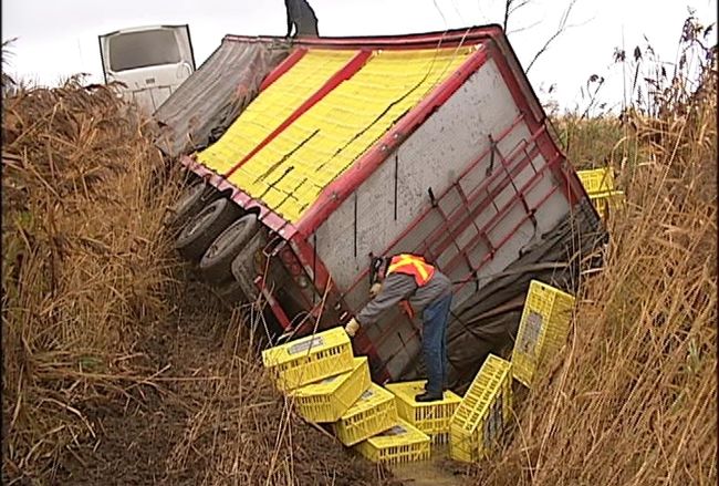 Le camionneur a dévié de sa trajectoire pour se retrouver en fâcheuse position au beau milieu d’un champ.