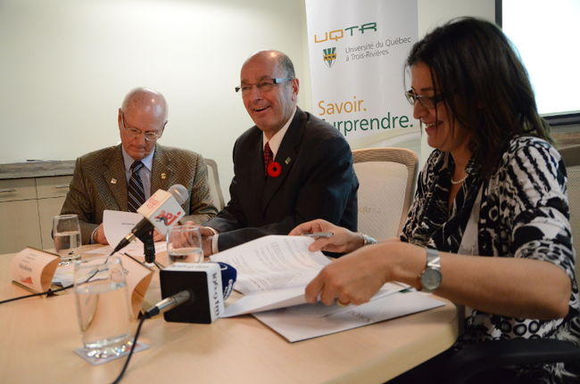 Yves Marchand, directeur général d’Innovation et développement économique Trois-Rivières, Yves Lévesque, maire de Trois-Rivières, et Nadia Ghazzali, rectrice de l’Université du Québec à Trois-Rivières, ont signé une entente de partenariat le 2 novembre.
