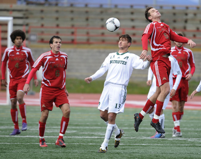 Le Rouge et Or reçoit les Patriotes de Trois-Rivières pour la final de soccer masculin au Peps de l'université Laval.
Dimanche le 04 Novembre 2012.
BENOIT GARIEPY/JOURNAL DE QUEBEC/AGENCE QMI