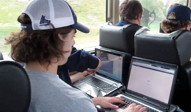 Les joueurs des Cataractes ont accès à un réseau internet sans fil dans leur autobus fait sur mesure.