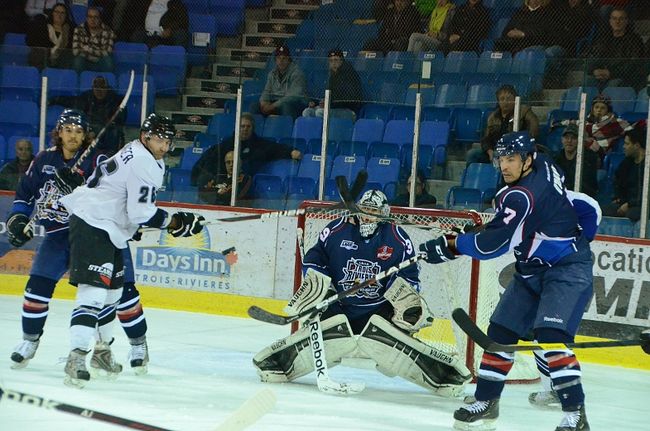 Le gardien François Lacerte ne l'a pas eu facile à son premier match avec le Caron et Guay. Sans l'appui de sa défensive, il a accordé cinq filets au Cool FM de Saint-Georges-de-Beauce.