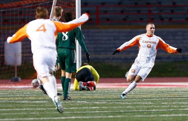Ian Greedy s'est amusé aux dépends des Patriotes de l'UQTR. L'attaquant a battu Raphaël Bélanger-Vaillancourt à deux reprises pour propulser les Capers de l'Université du Cap-Breton en finale du Championnat canadien de soccer universitaire.