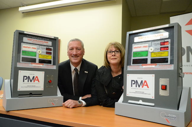 Yves Ferron, vice-président affaires corporatives chez PMA Assurances, et Lise Beaulieu, présidente de la Fondation Katherine Beaulieu, entourés des nouveaux ivressomètres que la Fondation utilisera dans ses opérations de sensibilisation.
