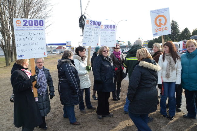 Les employés administratifs ont manifesté devant les bureaux d’Hydro-Québec à l’angle du boulevard des Forges et du boulevard des Chenaux.