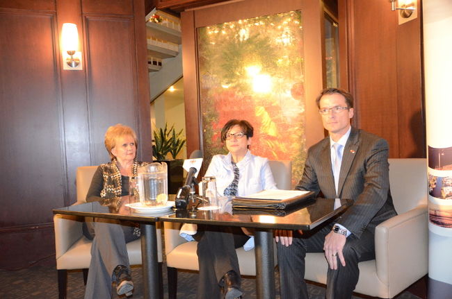 Noëlla Champagne, députée péquiste de Champlain, a organisé une rencontre entre la ministre déléguée à la Politique industrielle, Élaine Zakaïb, et le président de la Chambre de commerce et d’industries de Trois-Rivières, Patrick Charlebois, pour clarifier les modalités de fonctionnement du fonds de diversification économique de 200 millions $ mis en place pour compenser la fermeture de Gentilly-2.